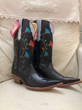RUDEL Black Leather Western Boots with Blue and Red Floral Embroidery